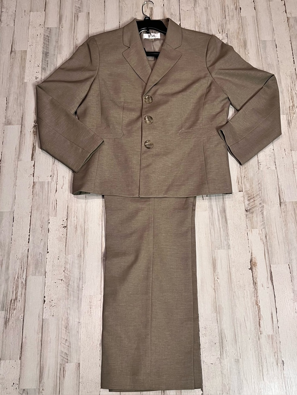 Le Suit Women's Taupe 2 Piece Pantsuit Size 16 NWT